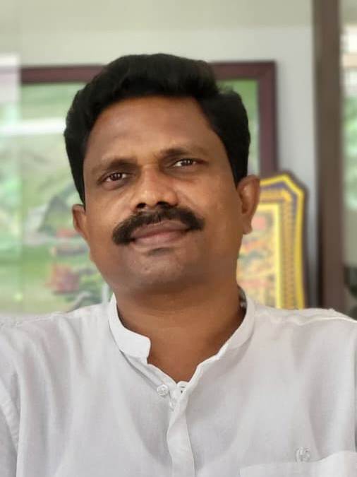 Carmelgiri College staff guiding students during an educational trip